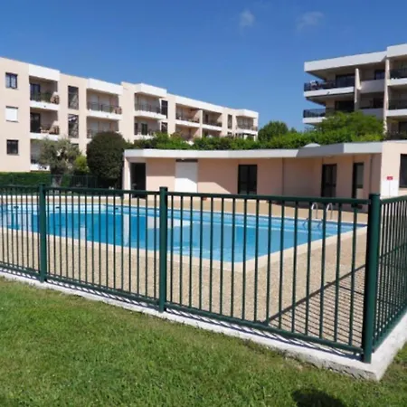 펜션 Les Pins 4 People Pool Garage *